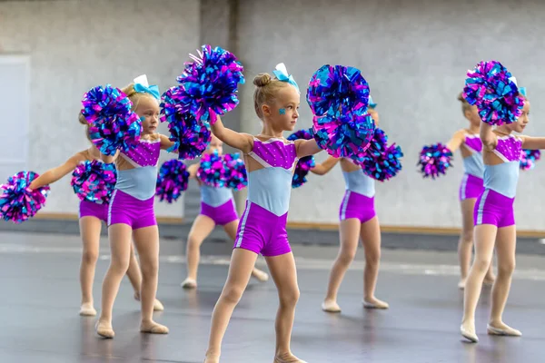 Alumnos en clase de cheer dance