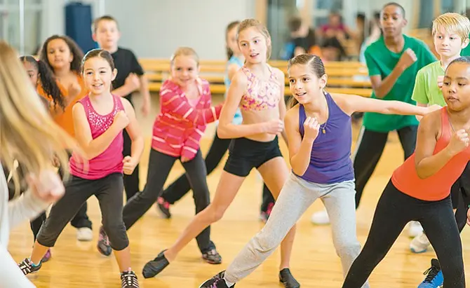 Alumnos en clase de danza moderna