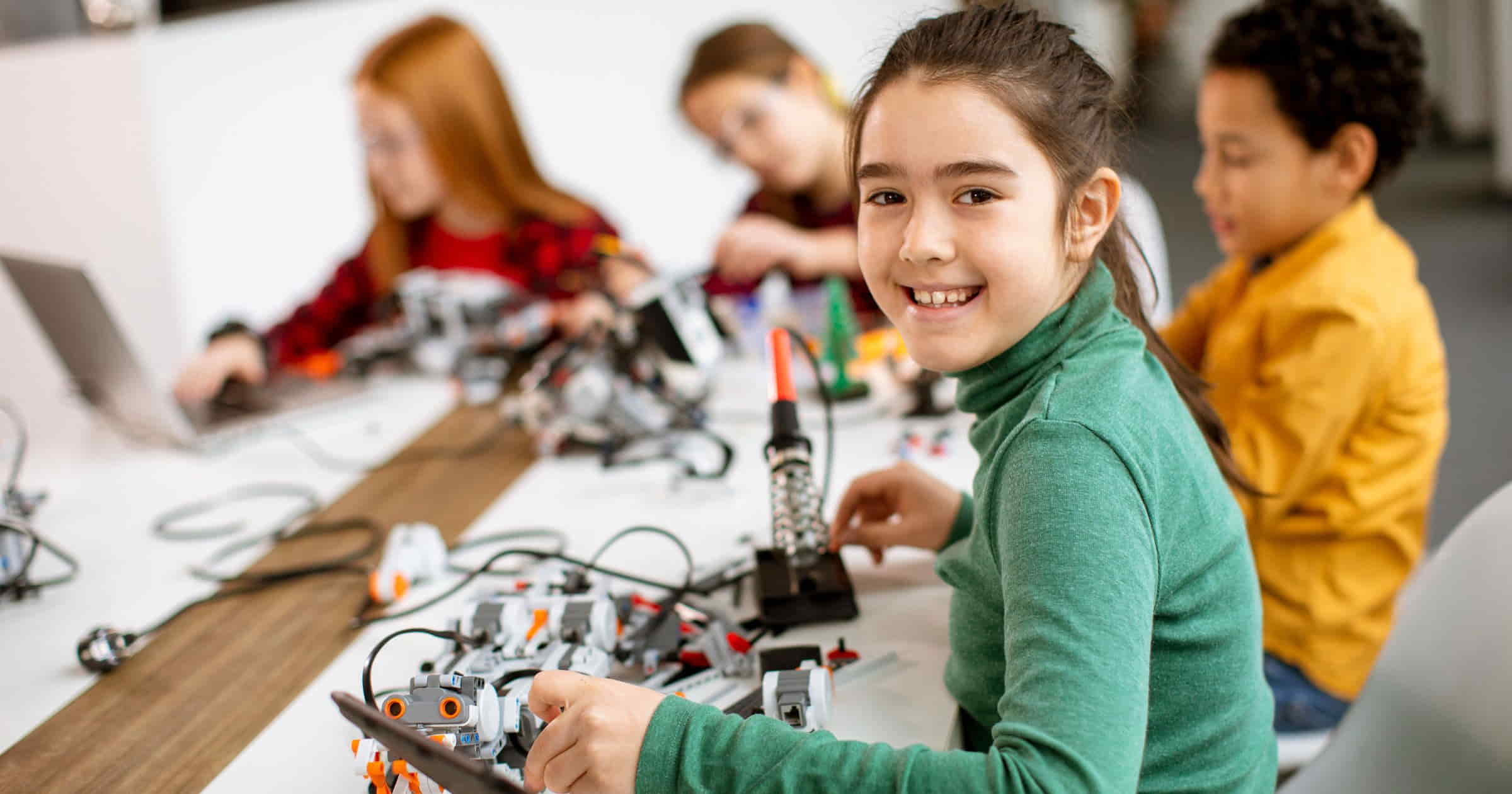 Alumnos en clase de robótica